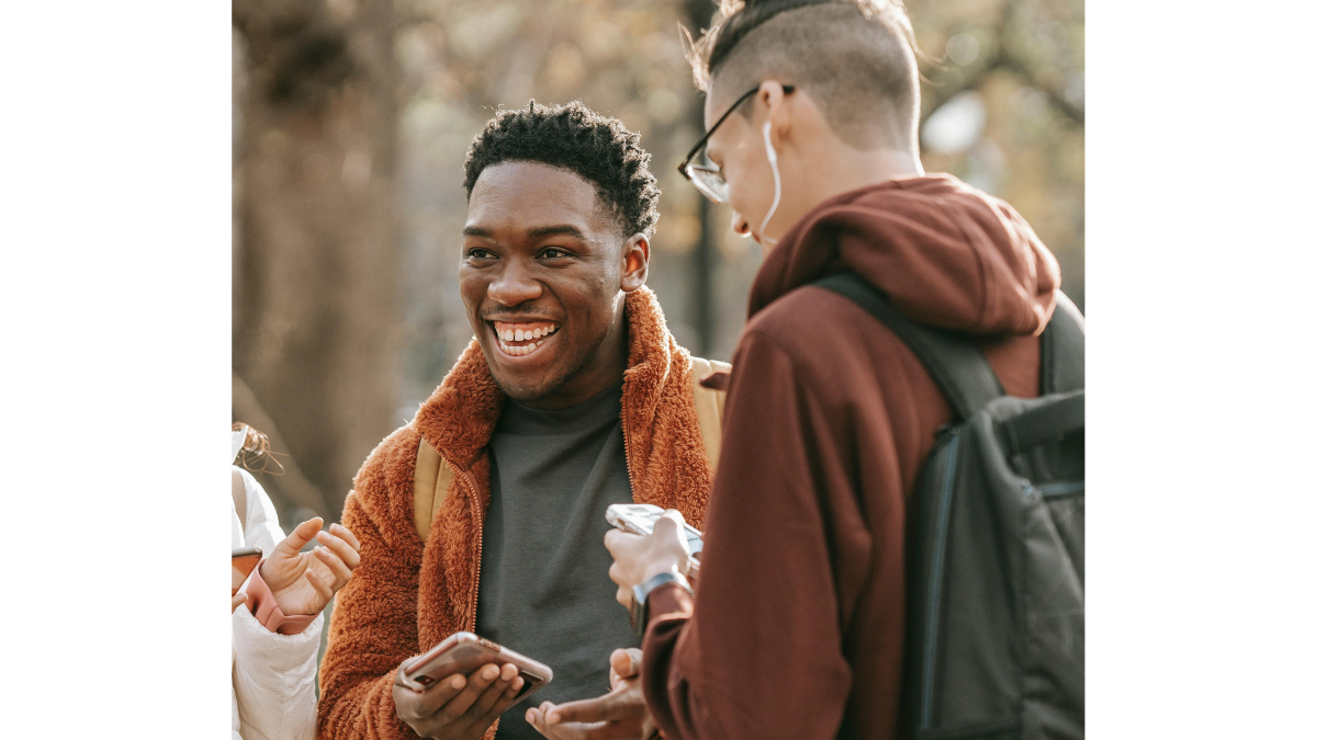 A group of 3 friends chatting.